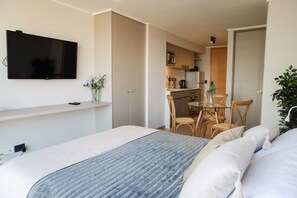 Tabla de planchar con plancha, wifi, ropa de cama