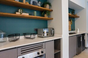 Wasserkocher mit Kaffee-/Teezubehör, Kühlschrank, Mikrowelle, Ofen
