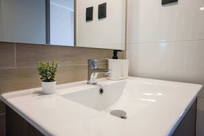 Ducha, secador de pelo, toallas