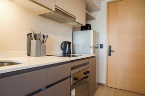 Refrigerador, microondas, horno, placa de cocina