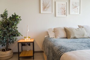 Een strijkplank/strijkijzer, wifi, beddengoed