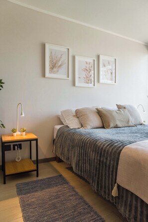 Een strijkplank/strijkijzer, wifi, beddengoed
