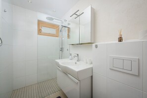 Dusj, hårføner, håndklær og såpe