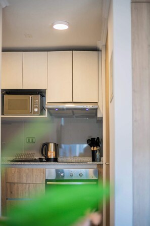 Frigorifero, microonde, forno, piano cottura