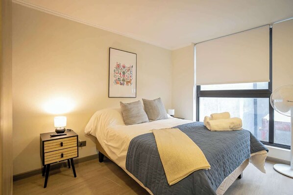 Tabla de planchar con plancha, wifi, ropa de cama