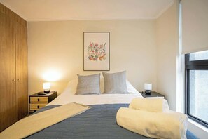 Tabla de planchar con plancha, wifi, ropa de cama