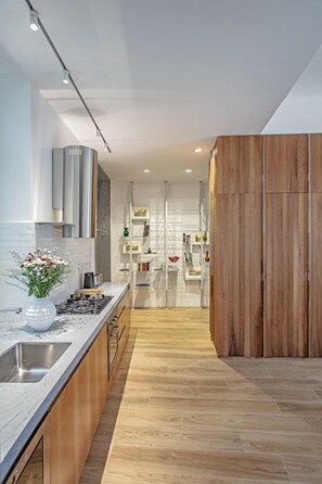 Fridge, microwave, oven, stovetop - Vacation apartment in Rome, very cozy, residential and quiet area. (Roma)