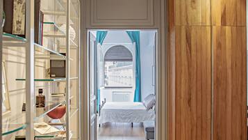 2 chambres, coffres-forts dans les chambres, fer et planche à repasser