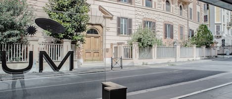 تفاصيل الفندق من الخارج