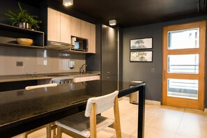 Geladeira, micro-ondas, fogão, cooktop