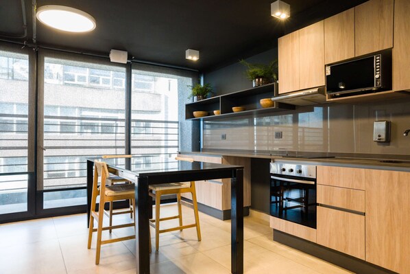 Geladeira, micro-ondas, fogão, cooktop