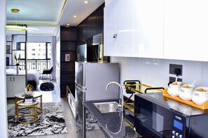 Private kitchen - Chic City Stay: Rooftop Views, Gym & Prime Location (Nairobi)