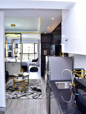 1 bedroom, iron/ironing board, WiFi, bed sheets - Chic City Stay: Rooftop Views, Gym & Prime Location (Nairobi)