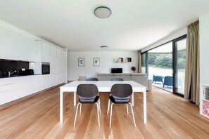 Appartement Design | Coin séjour | Télévision à écran plat de 32 pouces avec chaînes par satellite