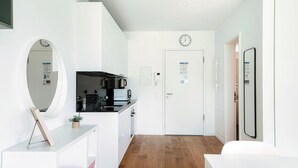 Estudio Royal | Cocina privada | Cafetera de espresso, cafetera y tetera, refrigerador y microondas 