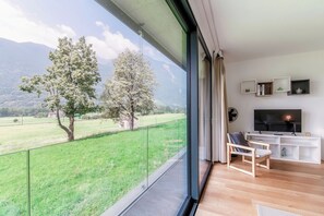 舒適開放式客房 | 起居區 | 32-吋平面電視，提供衛星頻道