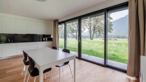 Departamento Grand | Cocina privada | Cafetera de espresso, cafetera y tetera, refrigerador y microondas 