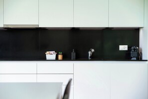 Leilighet – design | Eget kjøkken | Kjøleskap, mikrobølgeovn, ovn og kokeplater