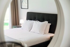 Business Apartment | 1 bedroom, down duvets, desk, free WiFi