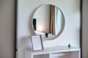 豪華開放式客房 | 起居區 | 32-吋平面電視，提供衛星頻道