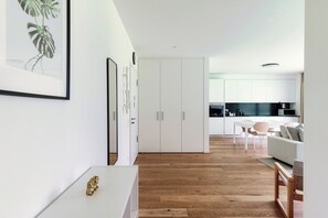 Leilighet – elite | Oppholdsområde | En 32-tommers Flatskjerm-TV med Parabol-TV