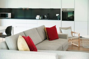 Appartement Confort | Coin séjour | Télévision à écran plat de 32 pouces avec chaînes par satellite