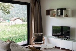 Leilighet – senior | Oppholdsområde | En 32-tommers Flatskjerm-TV med Parabol-TV