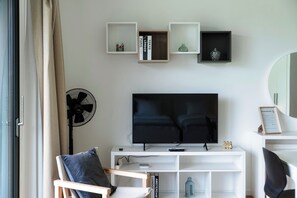 Studio Confort | Coin séjour | Télévision à écran plat de 32 pouces avec chaînes par satellite