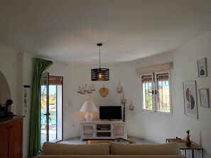 Smart TV, books - Villa de Charme, Confort et Piscine (VC)