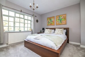 5 bedrooms, iron/ironing board, WiFi, bed sheets
