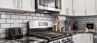 Modern 4BR Home, Fully Equipped Kitchen & Parking