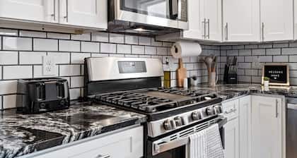 Modern 4BR Home, Fully Equipped Kitchen & Parking