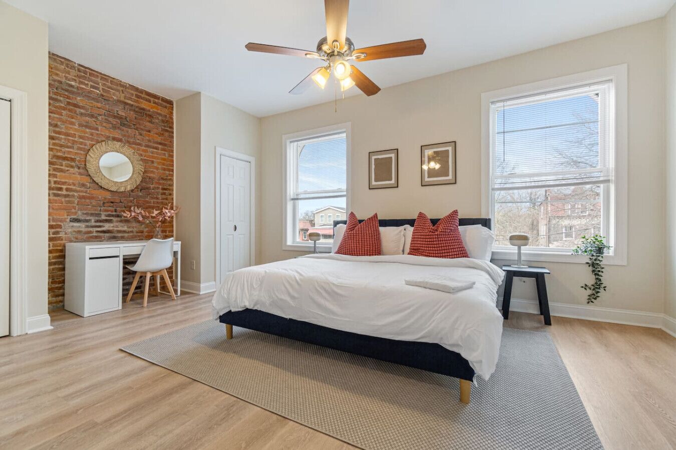 4 dormitoris, escriptori, planxa i posts de planxar i wifi 