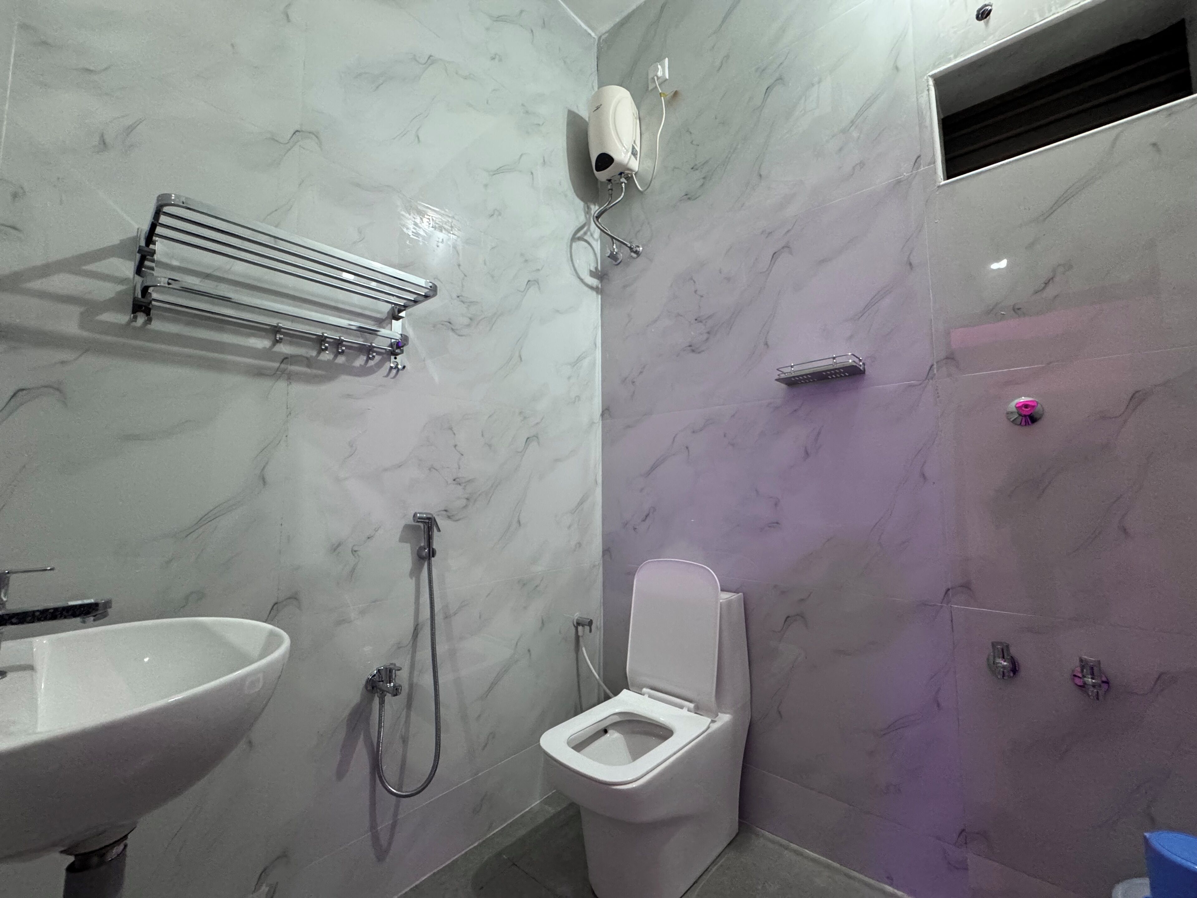 Un baño con lavamanos, inodoro y ducha.