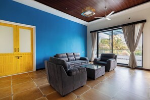 Suite de lujo | Área de sala de estar | Smart TV de 40 pulgadas con canales digitales 