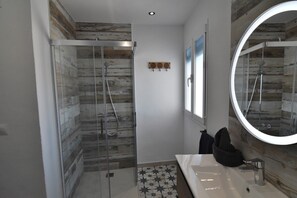 Ducha, secador de pelo, toallas