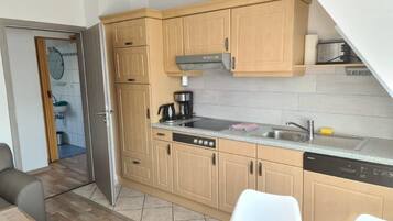 Kühlschrank, Mikrowelle, Herdplatte, Geschirrspüler