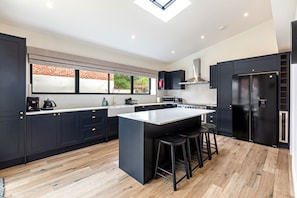 Microondas, horno, lavavajillas y cafetera y tetera