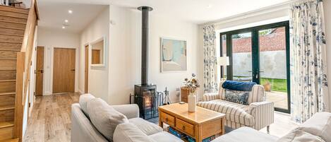 Smart TV, fireplace