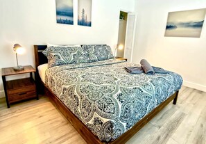 1 bedroom, desk, iron/ironing board, travel crib - Beach Bliss: Cozy Apartment Steps from the beach (Hollywood)