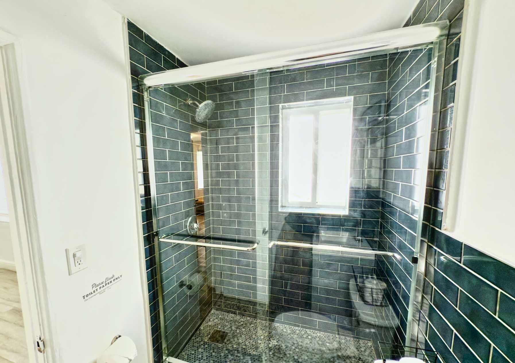Douche, sèche-cheveux, serviettes fournies