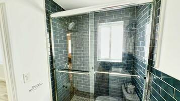 Douche, sèche-cheveux, serviettes fournies