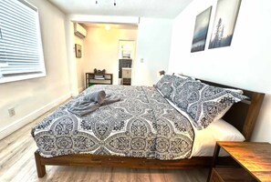 1 bedroom, desk, iron/ironing board, travel cot - Beach Bliss: Cozy Apartment Steps from the beach (Hollywood)