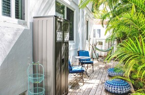Terrace/patio - Beach Bliss: Cozy Apartment Steps from the beach (Hollywood)