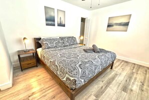 1 Schlafzimmer, Schreibtisch, Bügeleisen/Bügelbrett, Reisekinderbett