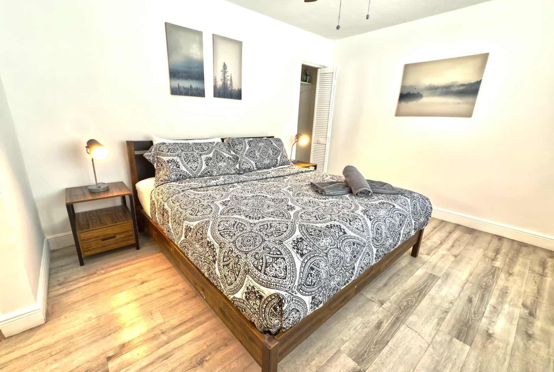 1 soverom, skrivebord, strykejern/-brett og reiseseng for barn