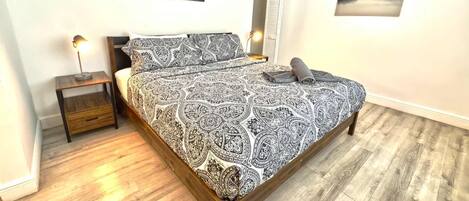 1 soverom, skrivebord, strykejern/-brett og reiseseng for barn