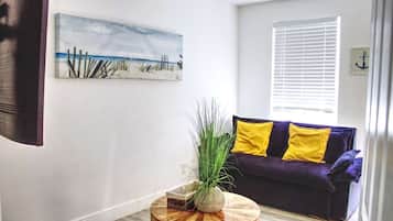 Televisor, llibres i oficines