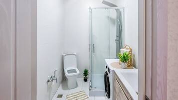 Apartamento conforto, sacada, vista para a cidade | Banheiro | Chuveiro, produtos de toalete grátis, secador de cabelo