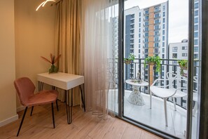 Apartment, Balkon, Stadtblick | 1 Schlafzimmer, Schreibtisch, laptopgeeigneter Arbeitsplatz